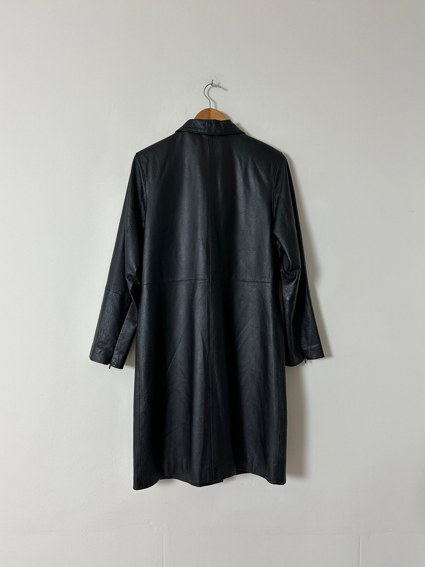 Long minimalist leather coat | Black