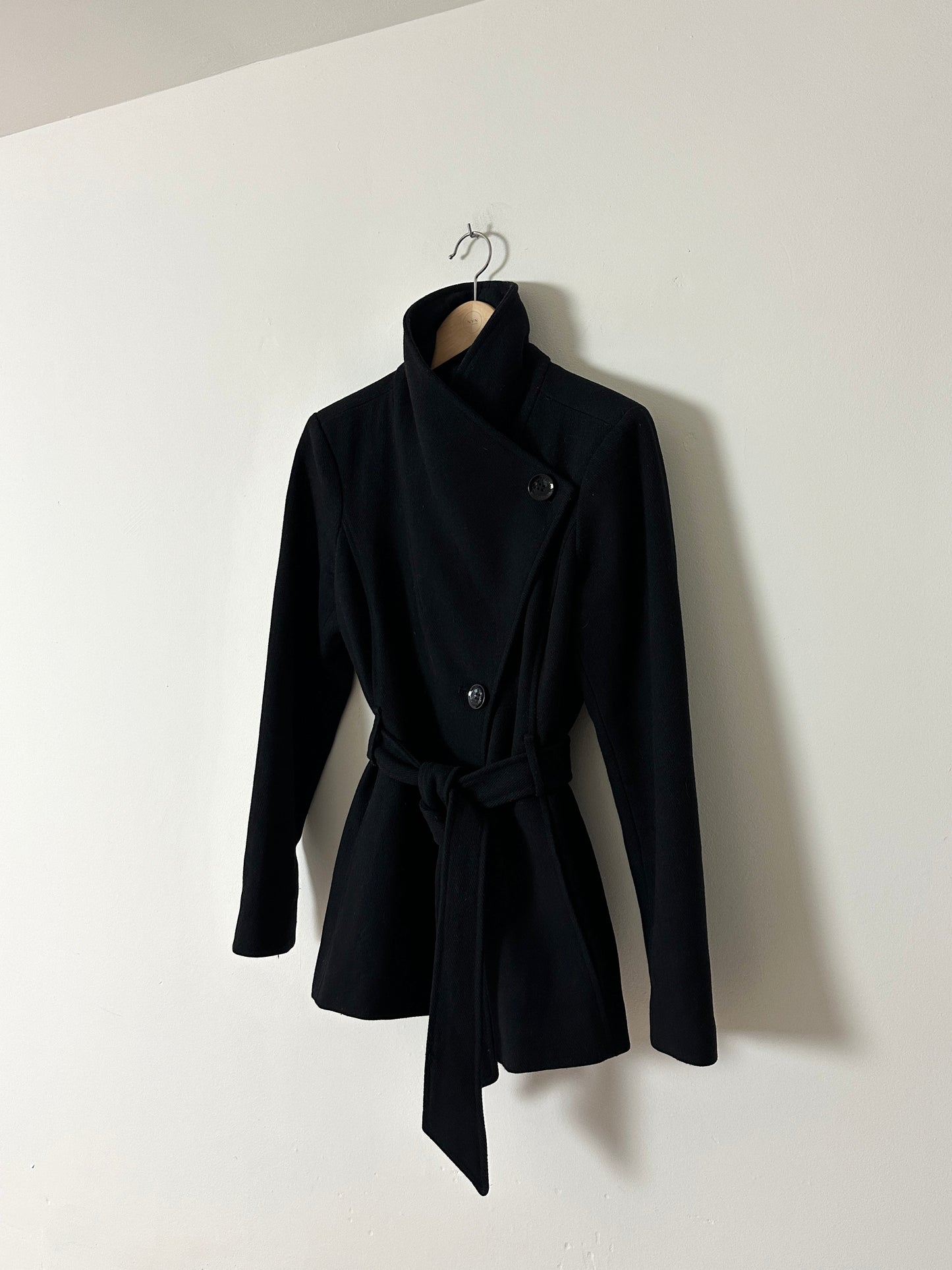 Fitted belted jacket | Black