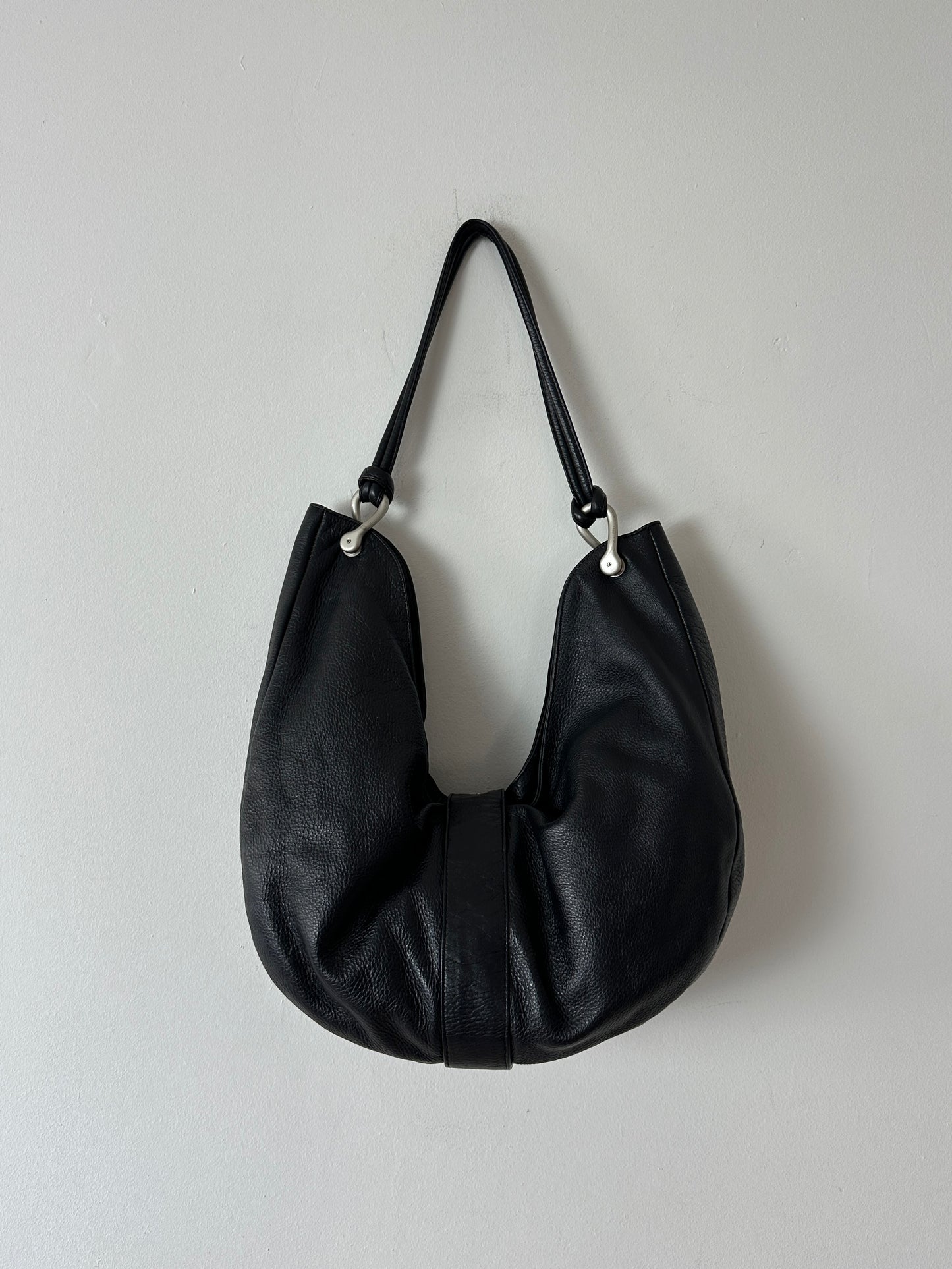 Leather shoulder bag | Black
