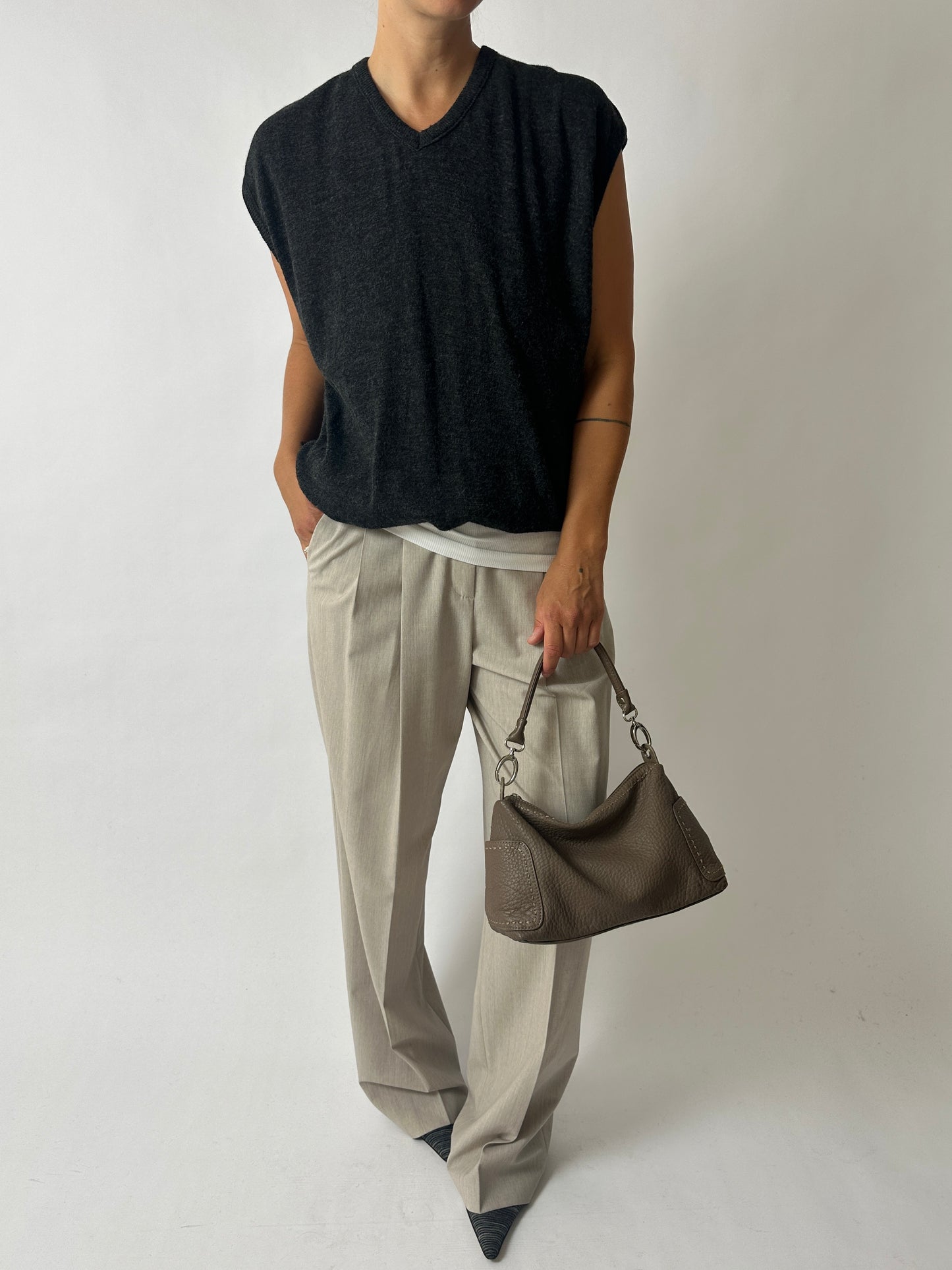 Wool v-neck vest | Dark grey