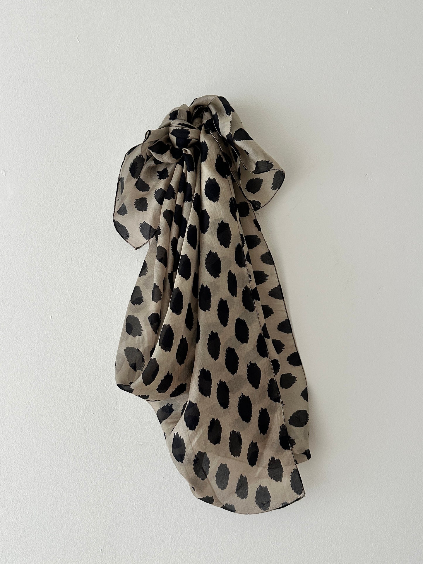 Silk dotted scarf | Grey / Black