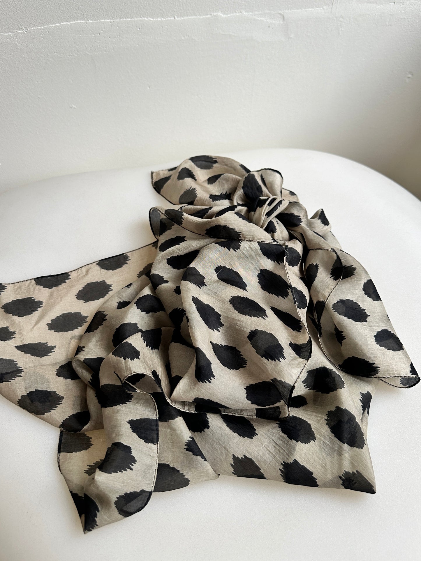 Silk dotted scarf | Grey / Black