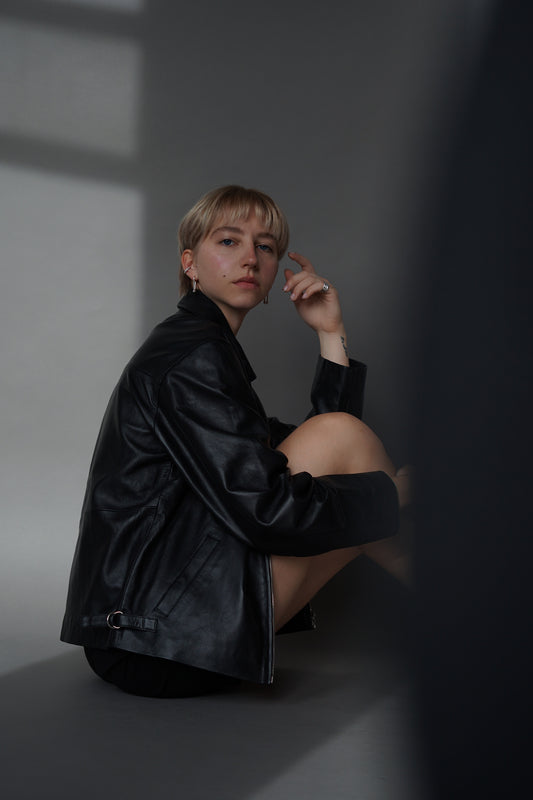 The Y2K inspired leather jacket. Oversized leather jacket made of conscious leather. Vintage oversized leren jas zwart echt leder. Oversized vintage leather jacket black. A relaxed fitted leather jacket street style, fashion week, model jacket, runway leather jacket, Influencer leather jacket
