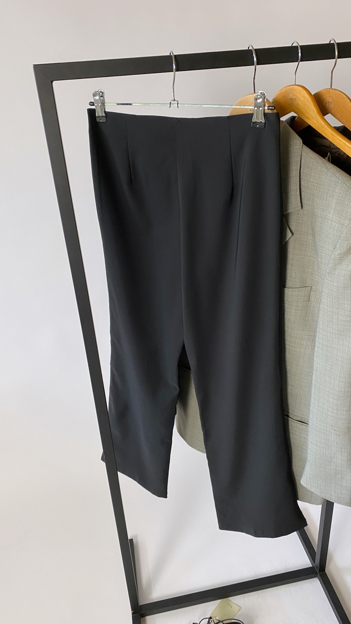Cropped trousers | Black