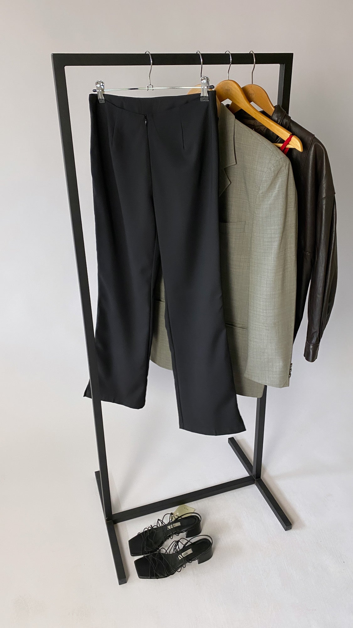 Cropped trousers | Black