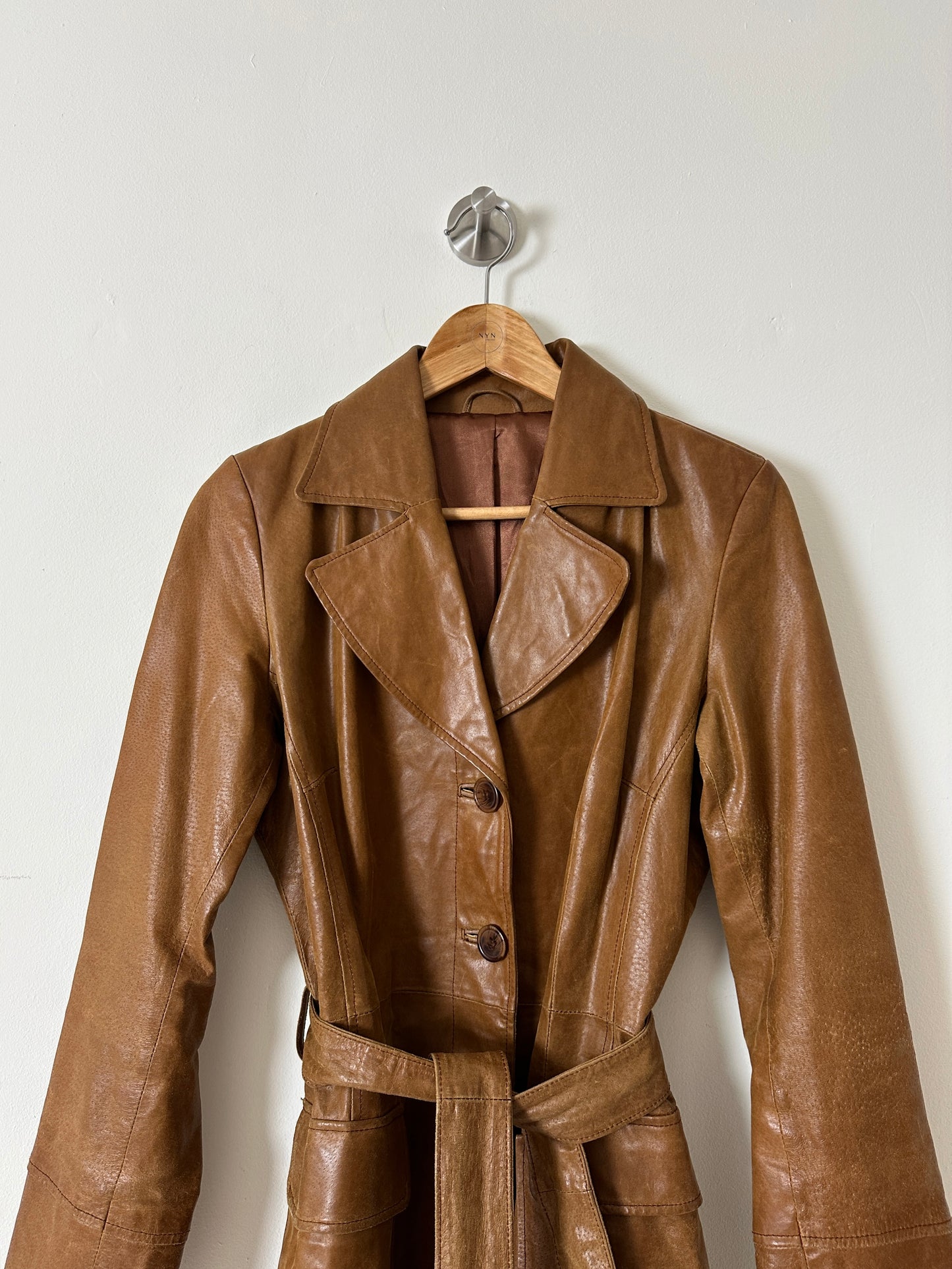 Leather belted coat | Cognac