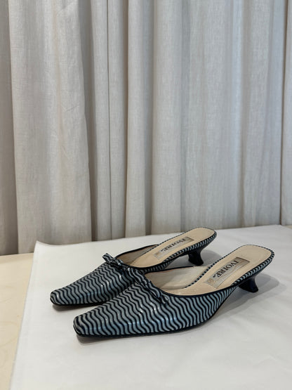 Leather pointy mules | Light blue