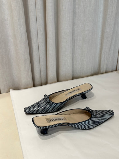 Leather pointy mules | Light blue