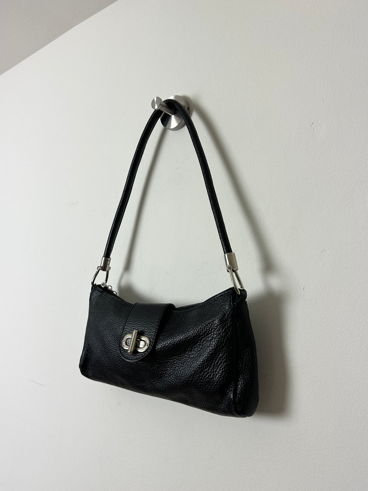 Leather shoulder bag | Black