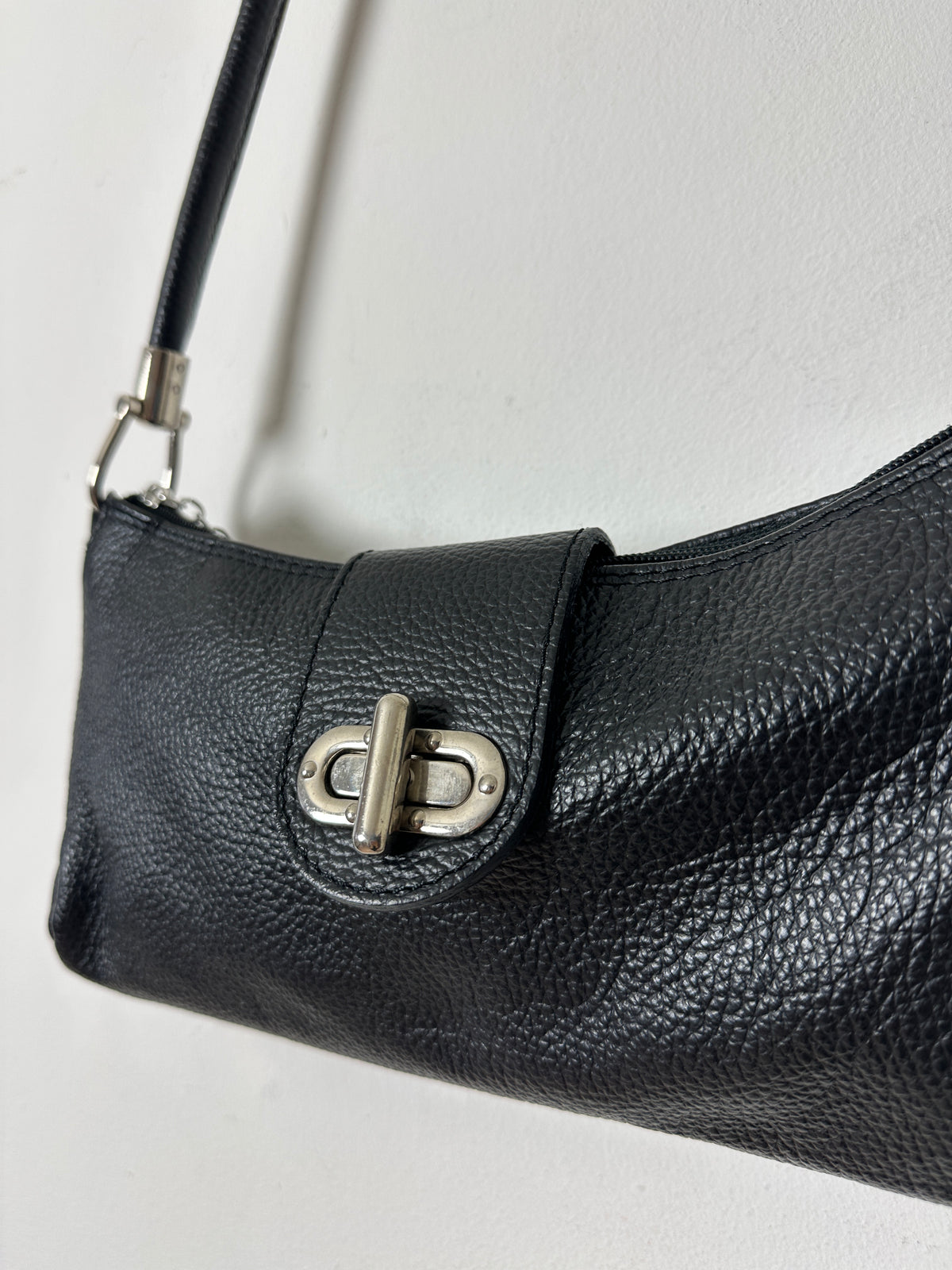 Leather shoulder bag | Black