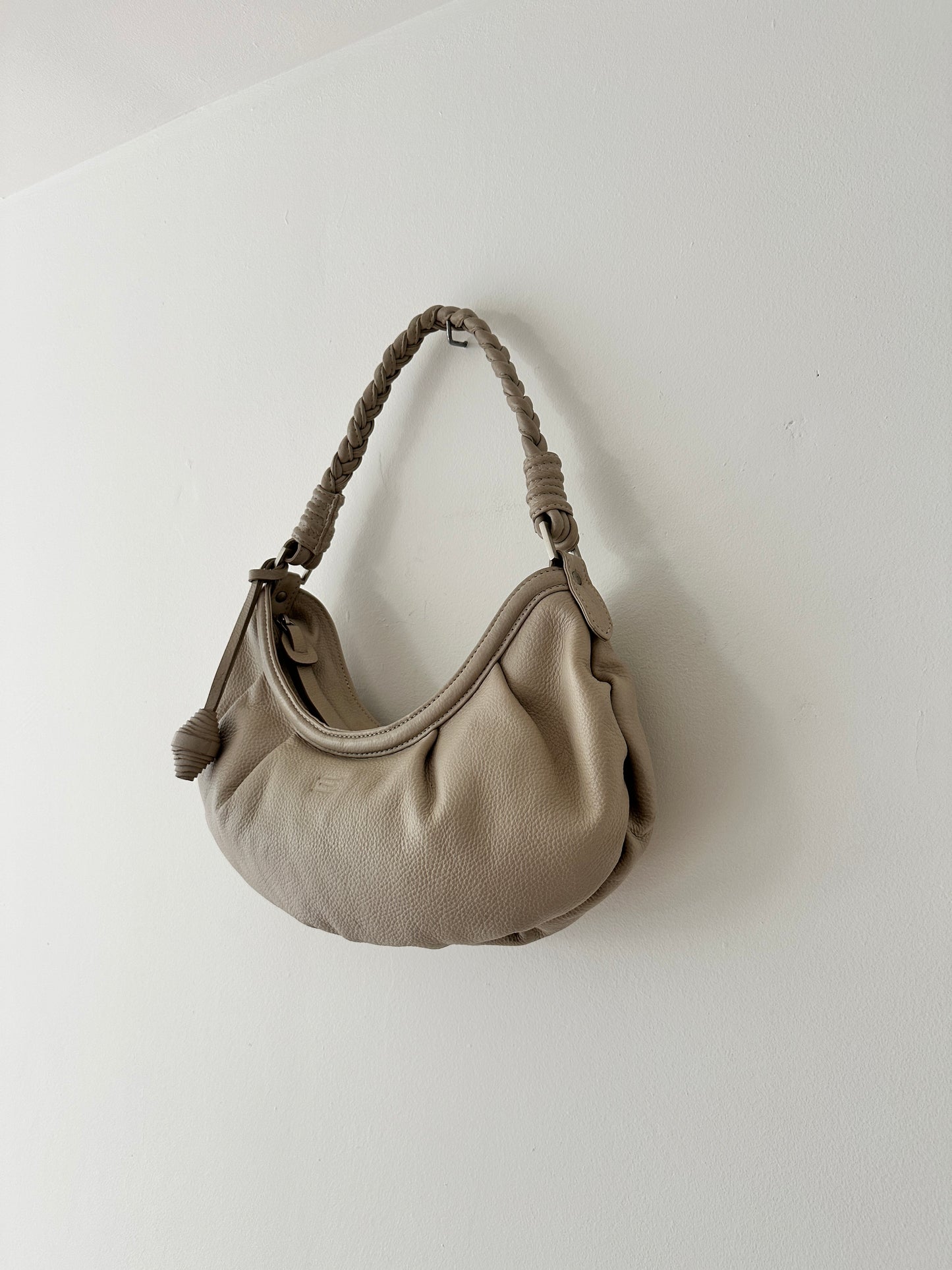 Leather shoulder bag | Stone