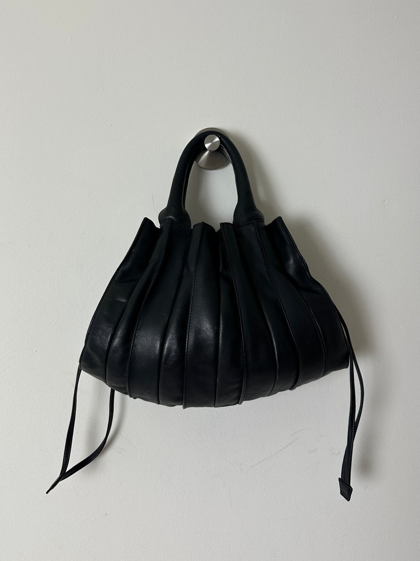 Leather pleated hand bag | Black