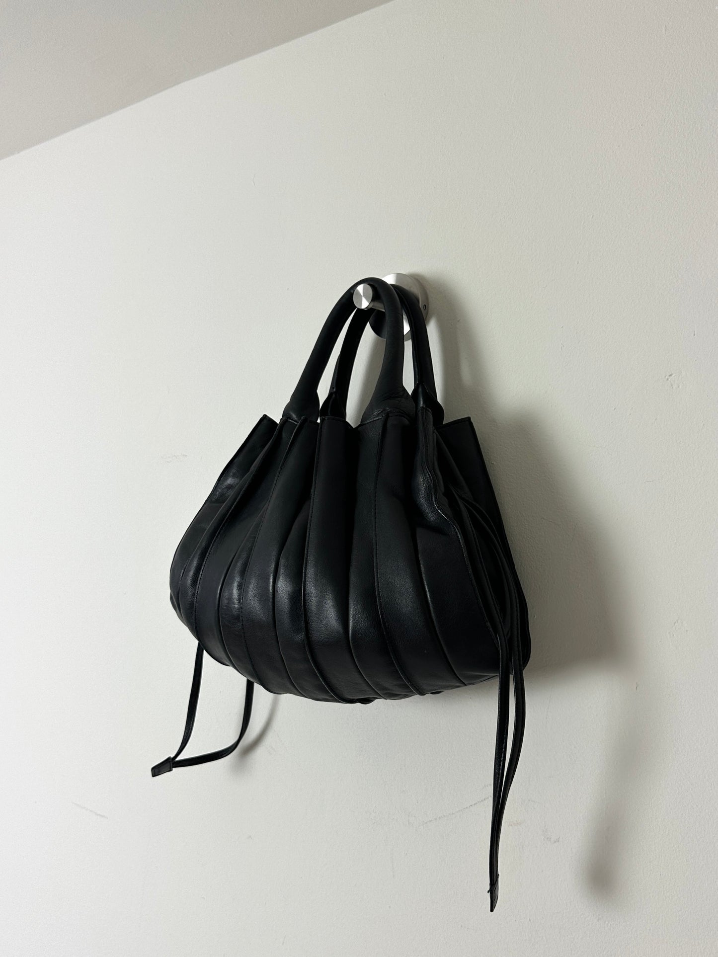Leather pleated hand bag | Black