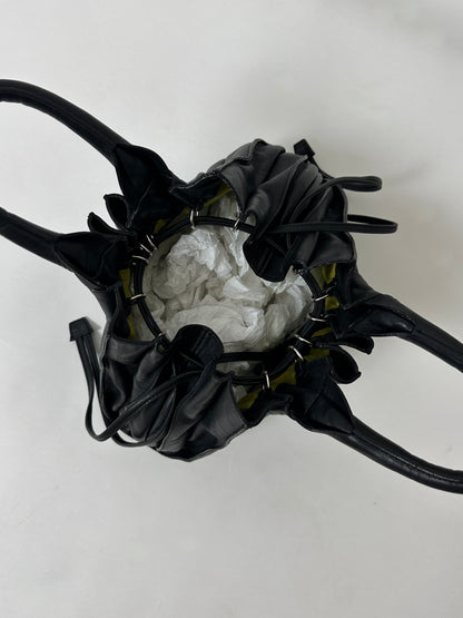 Leather pleated hand bag | Black