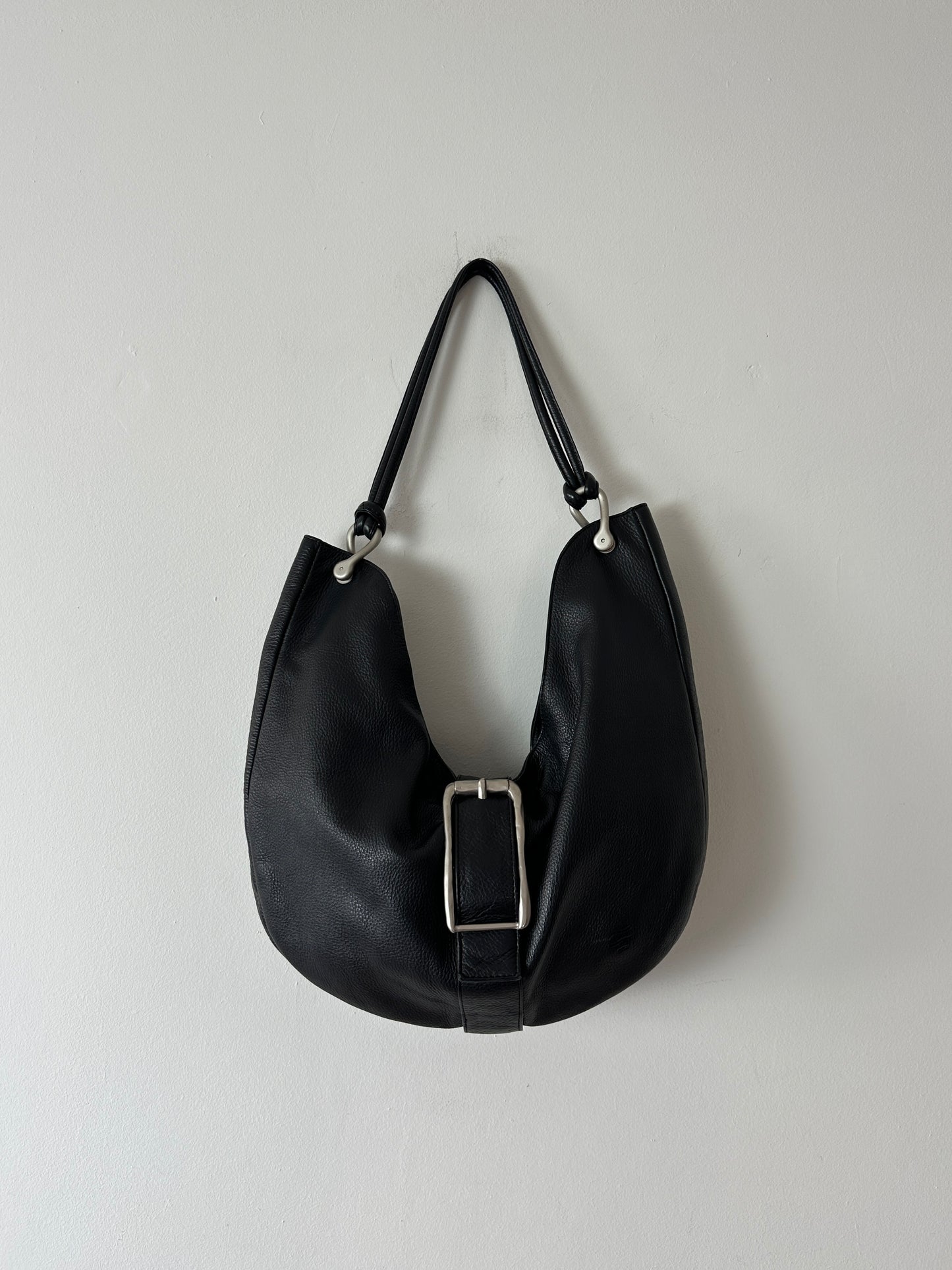 Leather shoulder bag | Black