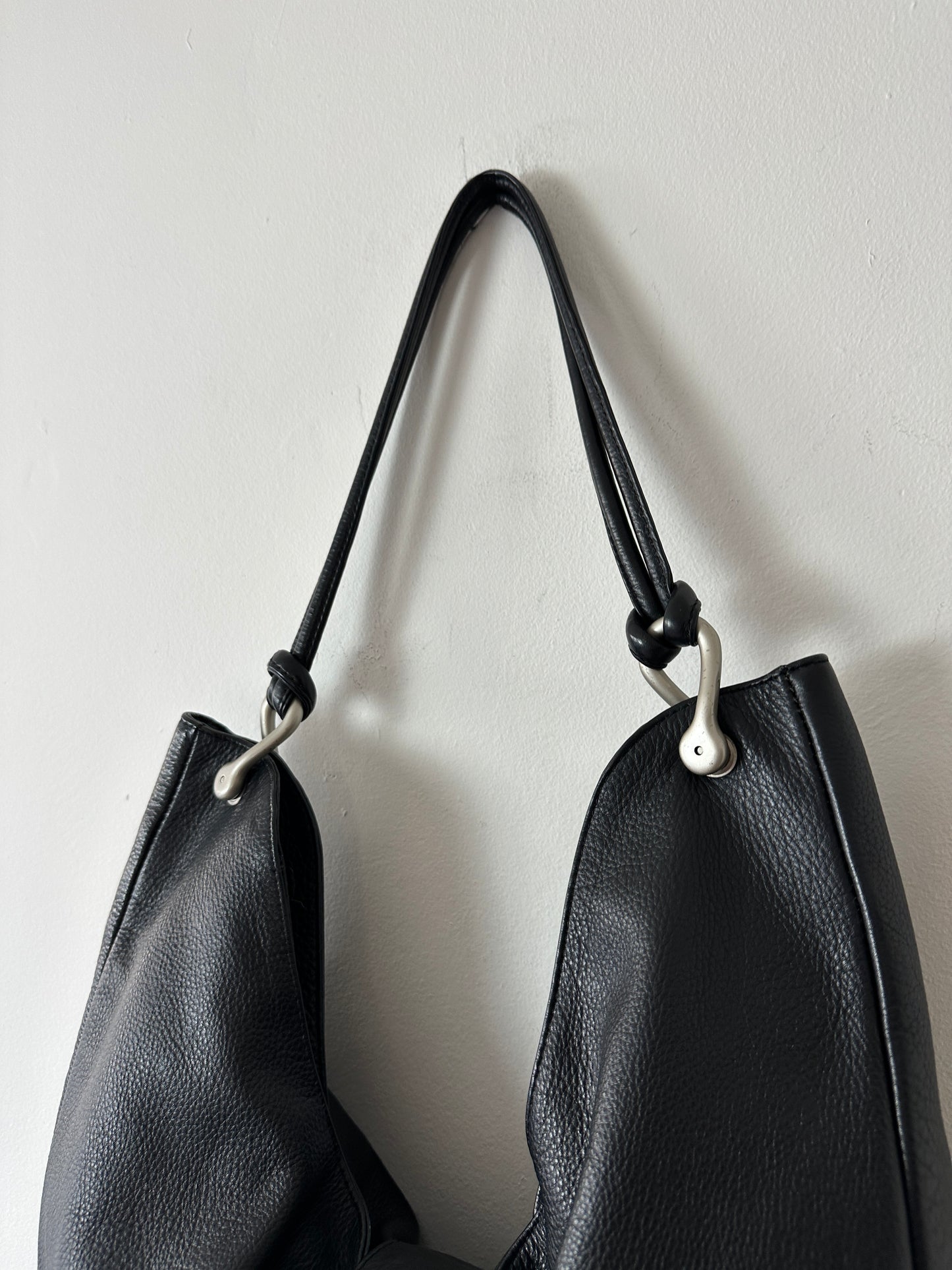 Leather shoulder bag | Black