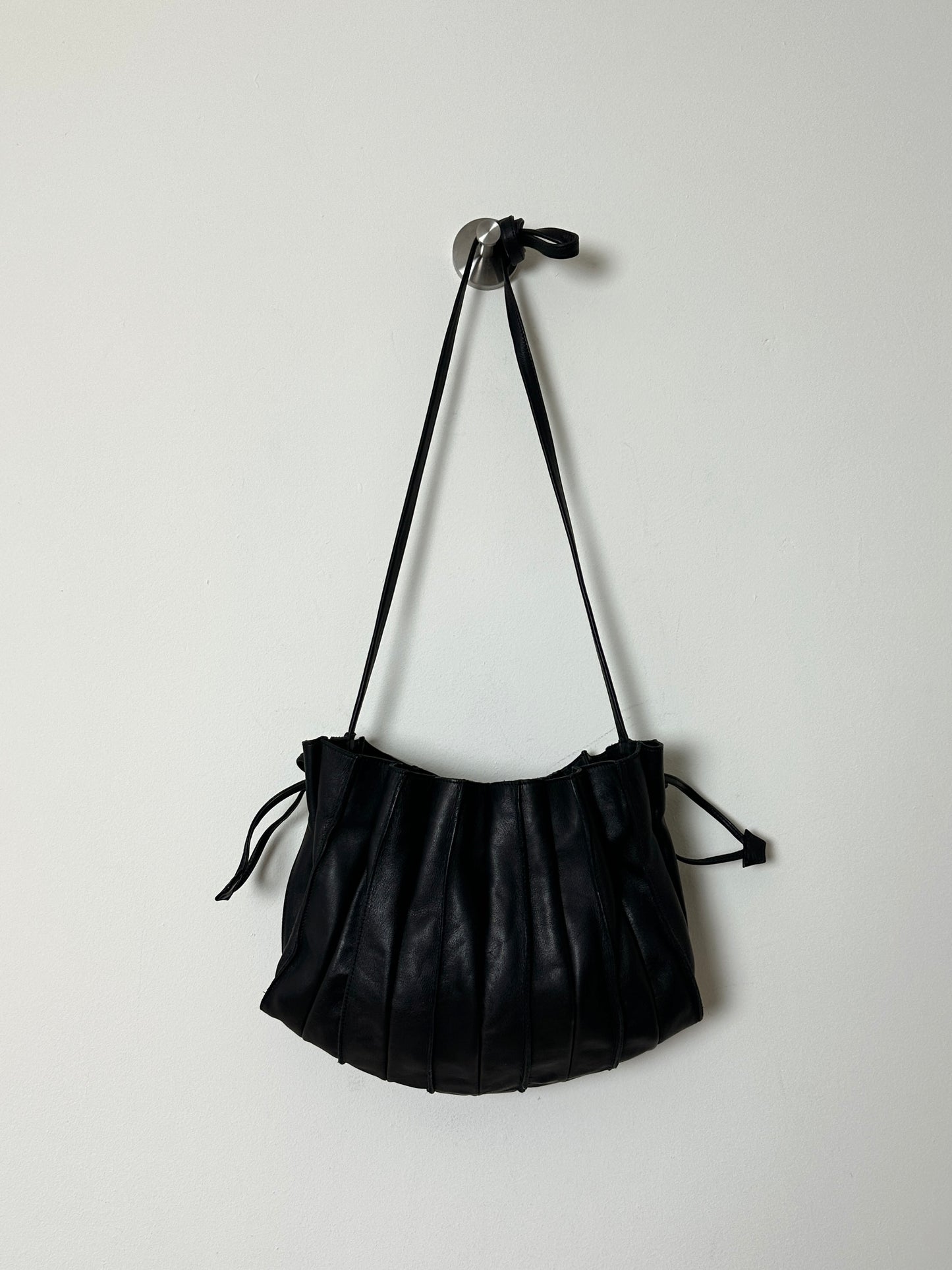 Leather pleaded crossbody bag | Black