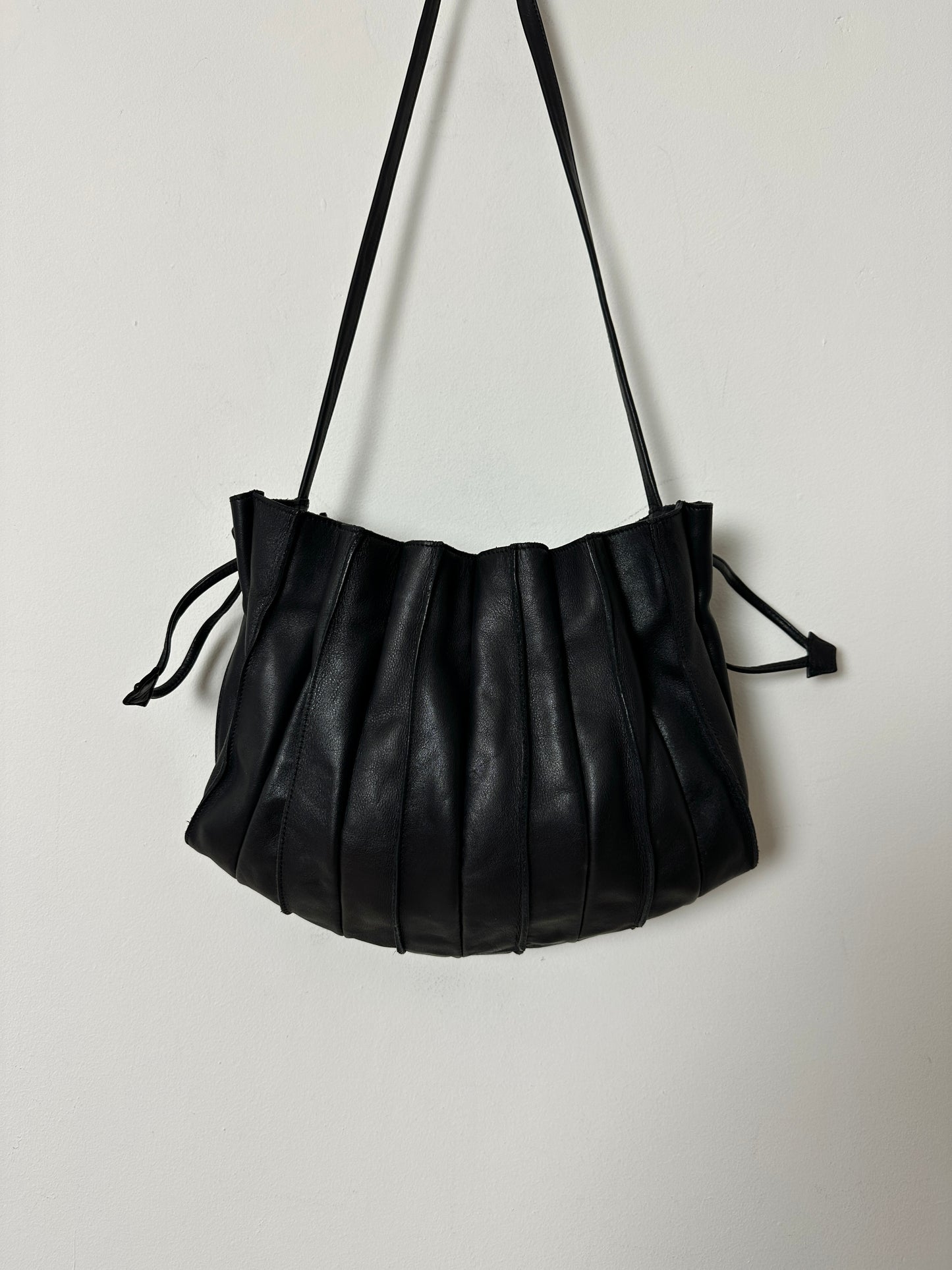 Leather pleaded crossbody bag | Black