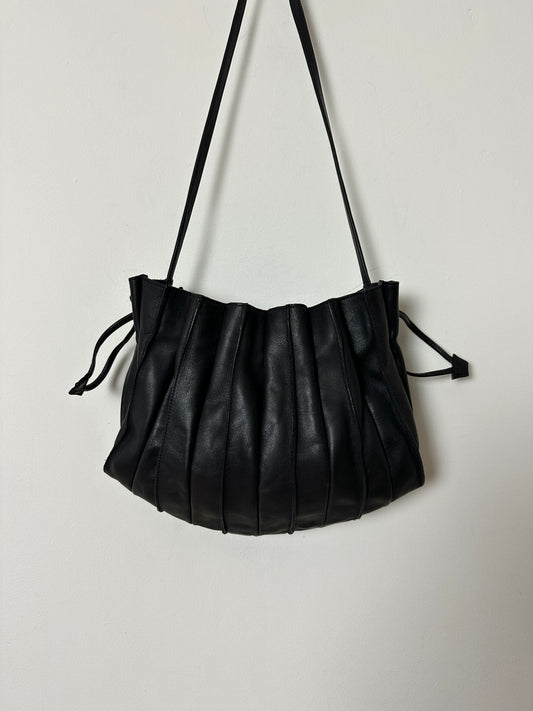 Leather pleaded crossbody bag | Black