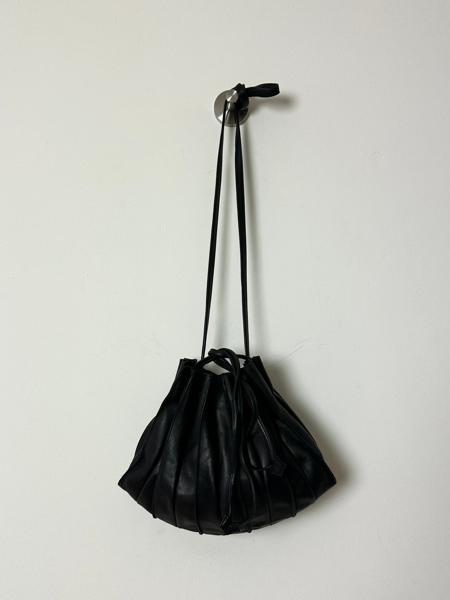 Leather pleaded crossbody bag | Black