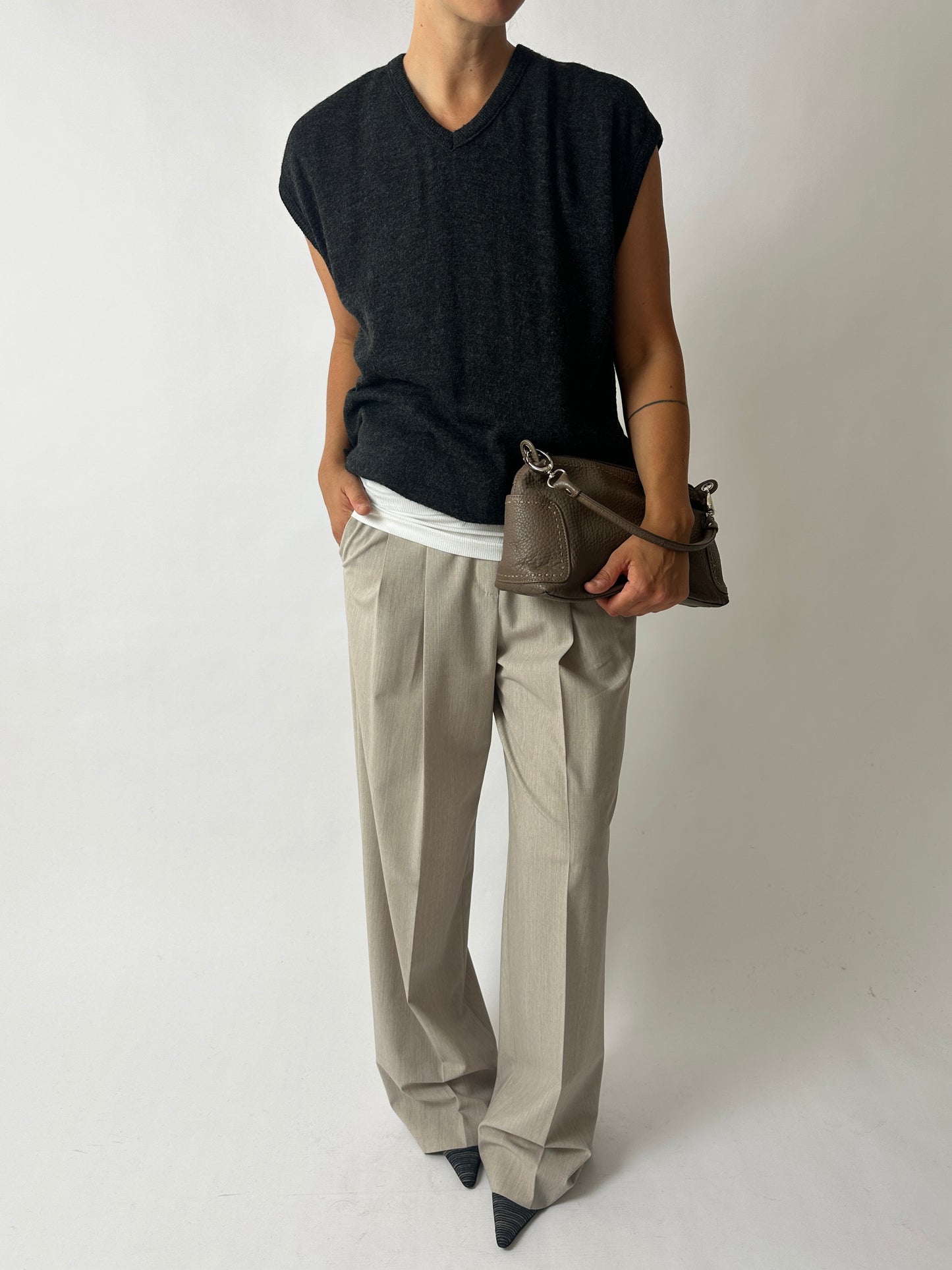 Wool v-neck vest | Dark grey
