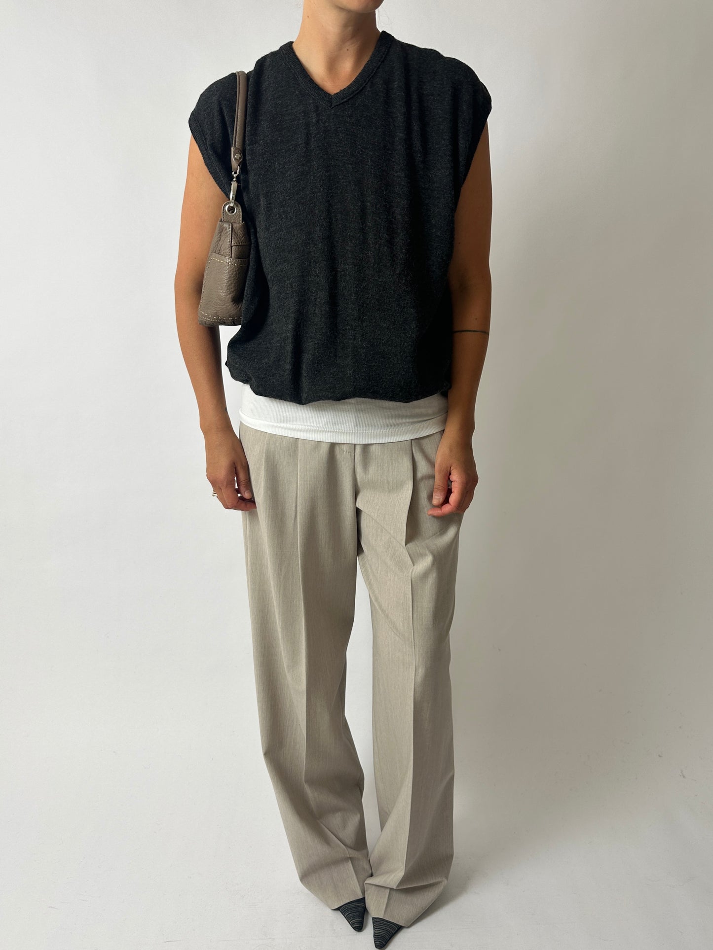 Wool v-neck vest | Dark grey
