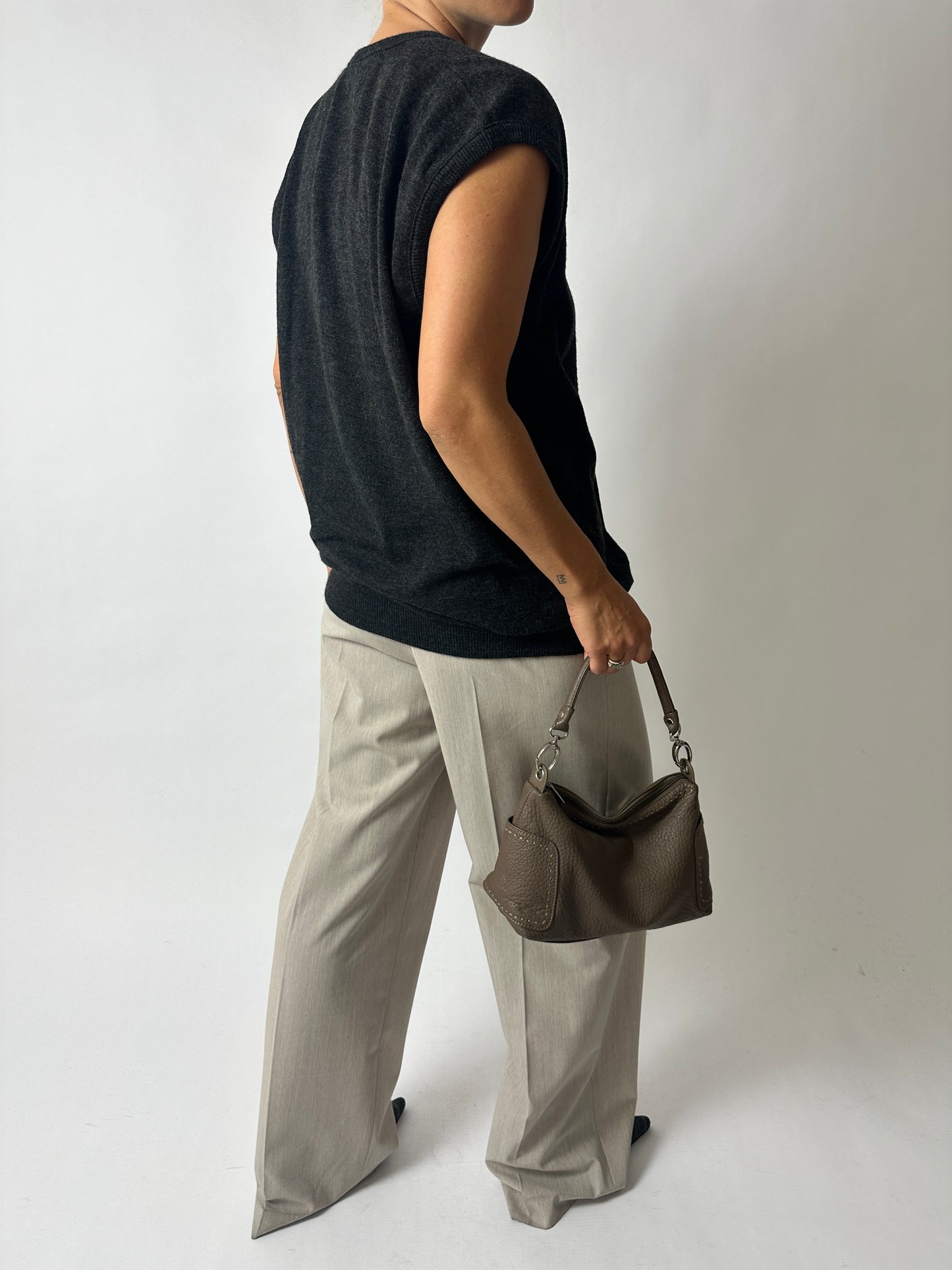 Wool v-neck vest | Dark grey