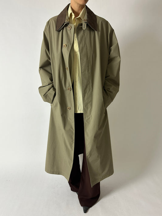 Vintage long Mac coat with detachable leather collar in soft green. A unique vintage piece in outstanding condition. Curated by NYN