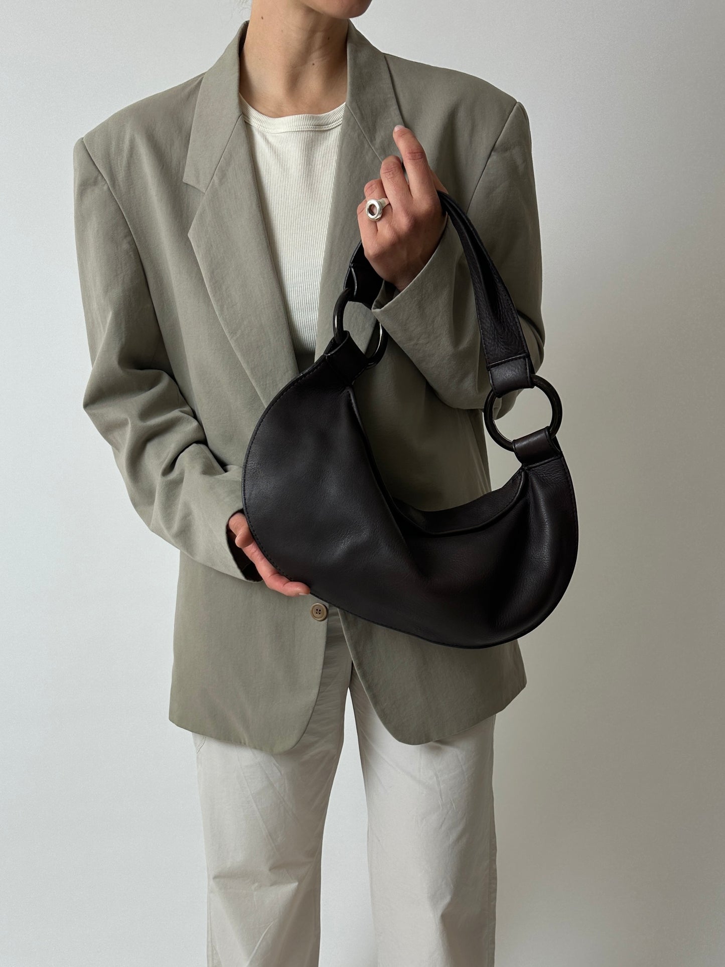 Leather shoulder bag | Dark brown